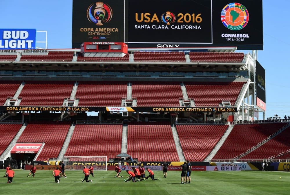 Members of the US men's soccer team train before their opening COPA America 2016 match against Colombia at the Levi's Stadium in Santa Clara on June 2, 2016. / AFP / Mark Ralston        (Photo credit should read MARK RALSTON/AFP/Getty Images)