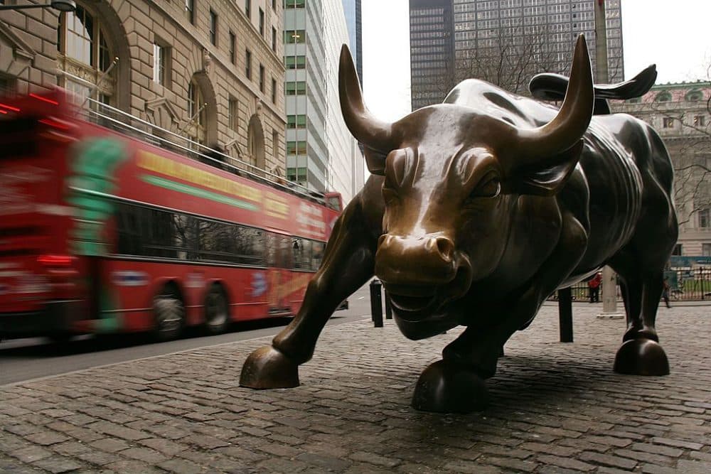 A tour bus passes the Wall Street bull in the financial district January 22, 2007 in New York City. (Photo by Spencer Platt/Getty Images)