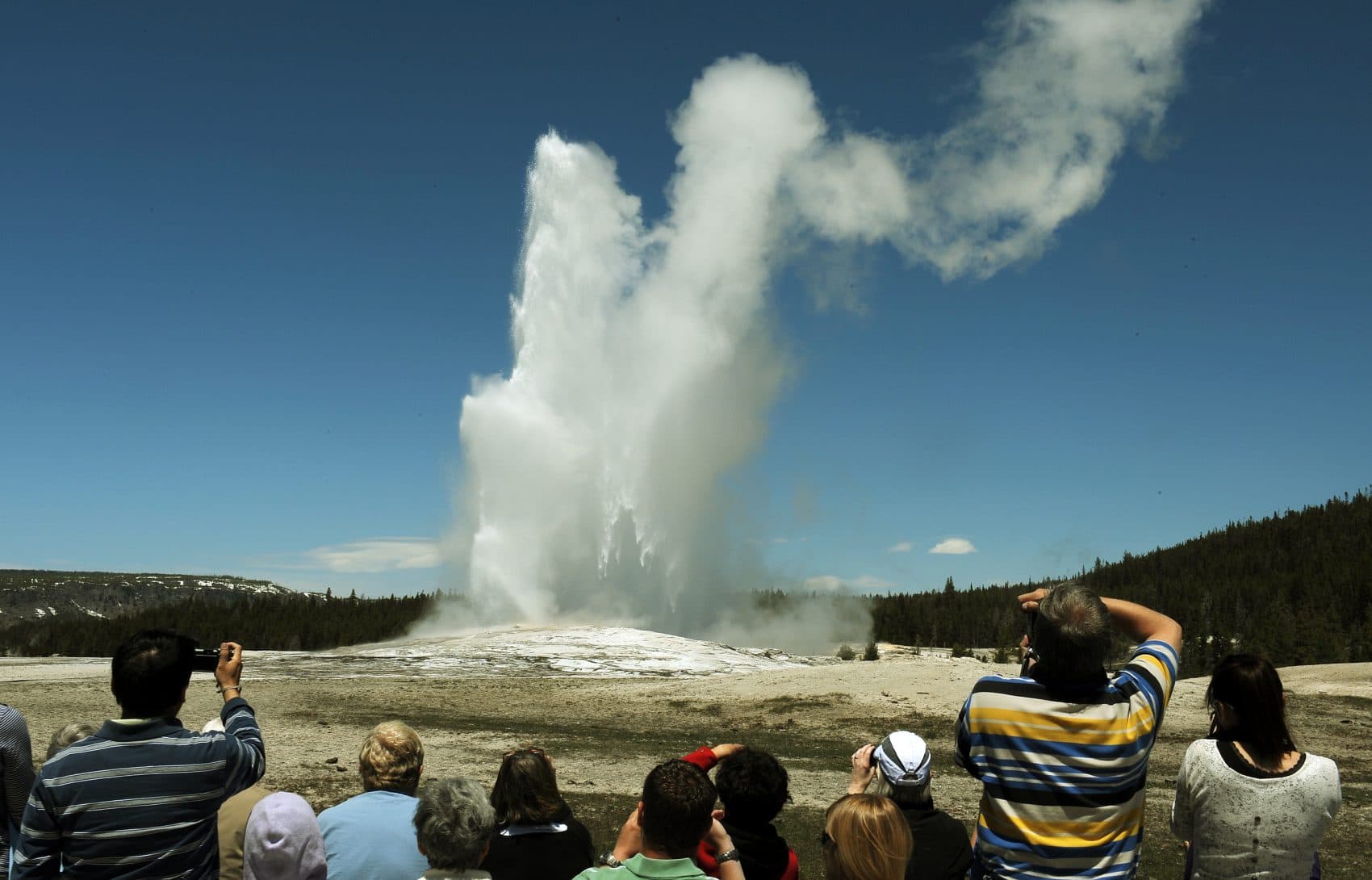 The Science Behind What Makes Yellowstone S Geysers Erupt Here And Now