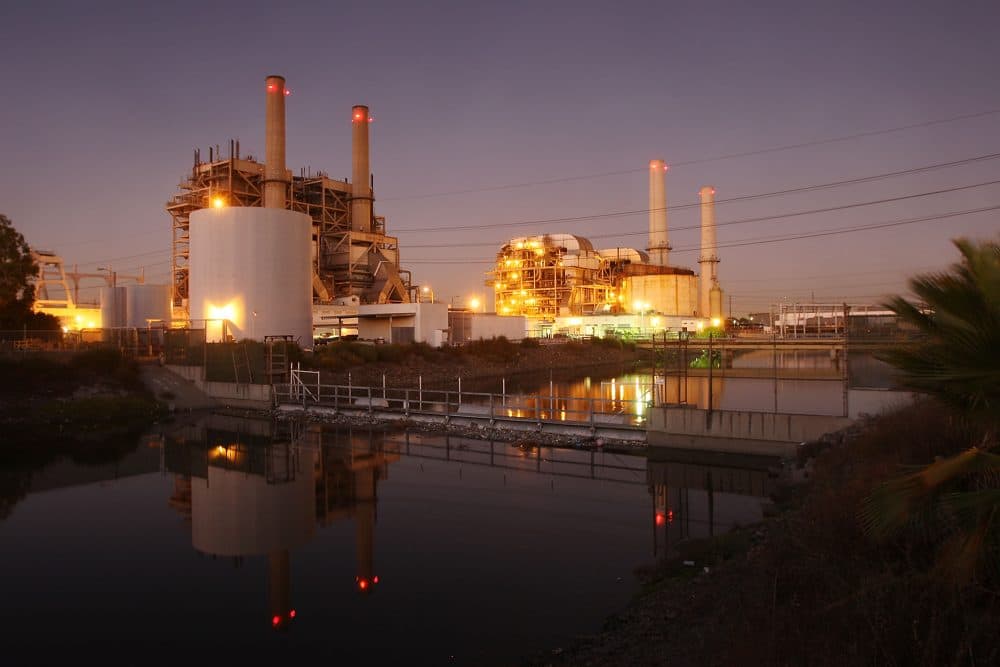 The AES Corporation 495-megawatt Alamitos natural gas-fired power station on Oct. 1, 2009, in Long Beach, Calif. (David McNew/Getty Images)