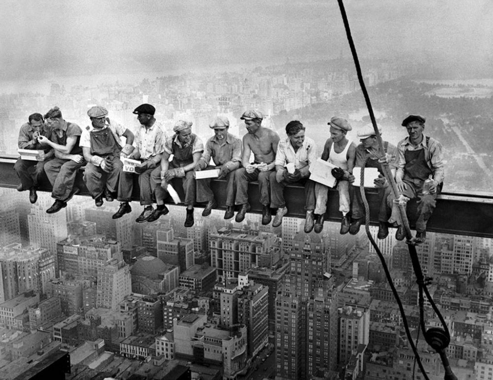 Construction workers eat their lunches atop a steel beam 800 feet above ground, at the building site of the RCA Building in Rockefeller Center. (daily sunny/Flickr)