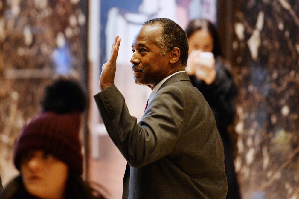 Retired neurosurgeon Ben Carson waves while arriving at Trump Tower in New York, U.S., on Tuesday, Nov. 22, 2016. (Anthony Behar/Pool via Bloomberg)