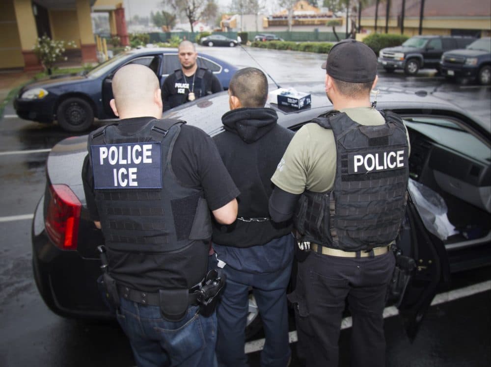 Funcionarios de ICE arrestan a un extranjero en Los Ángeles el 7 de febrero de 2017. (Charles Reed/U.S. Immigration and Customs Enforcement via AP)