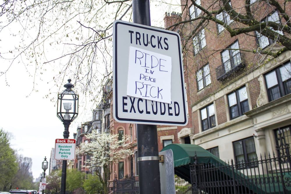 A sign at the Back Bay intersection where Rick Archer was hit while cycling on Sunday. He died from his injuries Tuesday. (Simón Ríos/WBUR)
