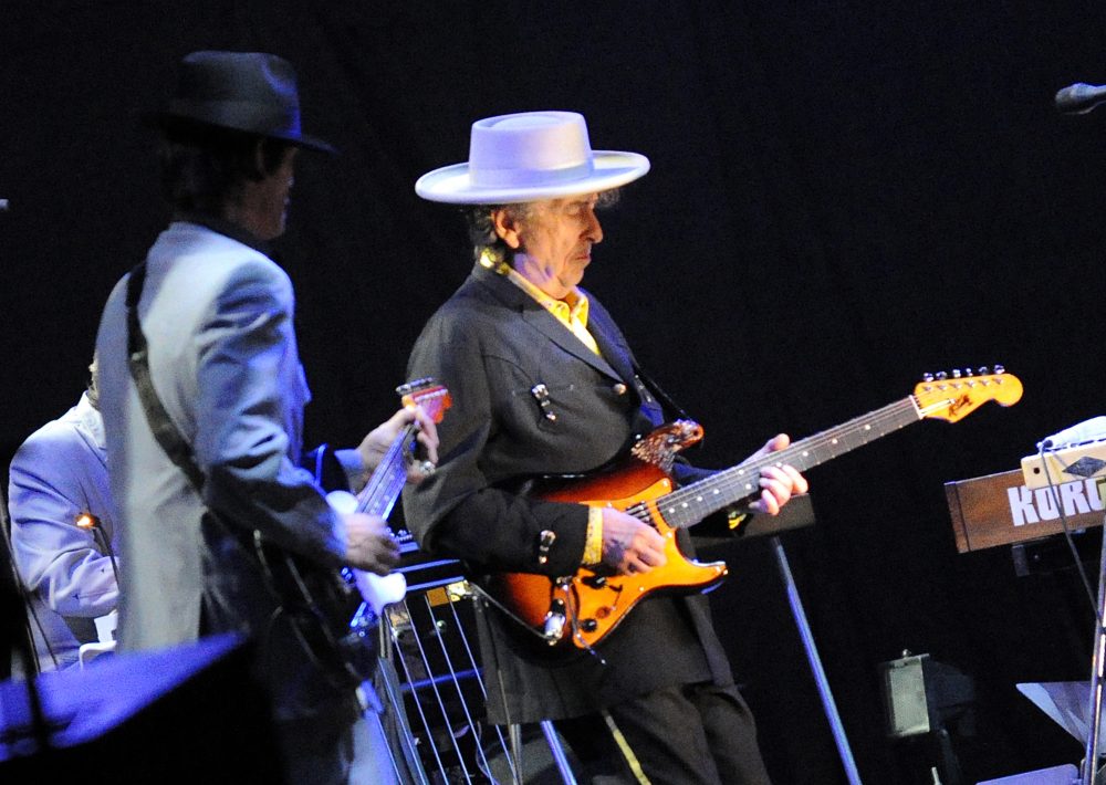 If Jason Gay gets his wish, Bob Dylan will have Super show. (Liu Jin/AFP/Getty Images)