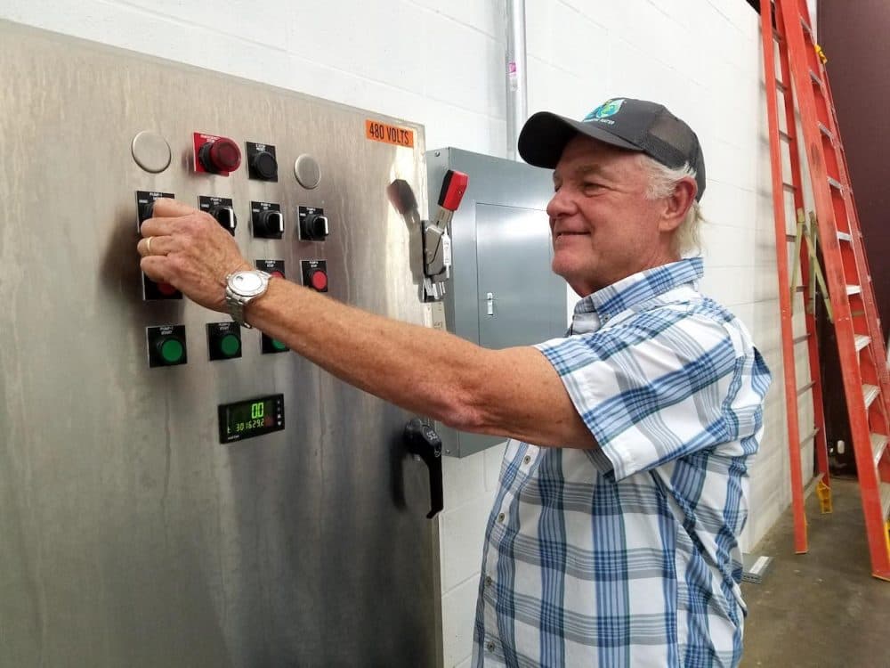 Jim Bruner flips the switch on a pump at Planet H20. (Chas Sisk/WPLN)