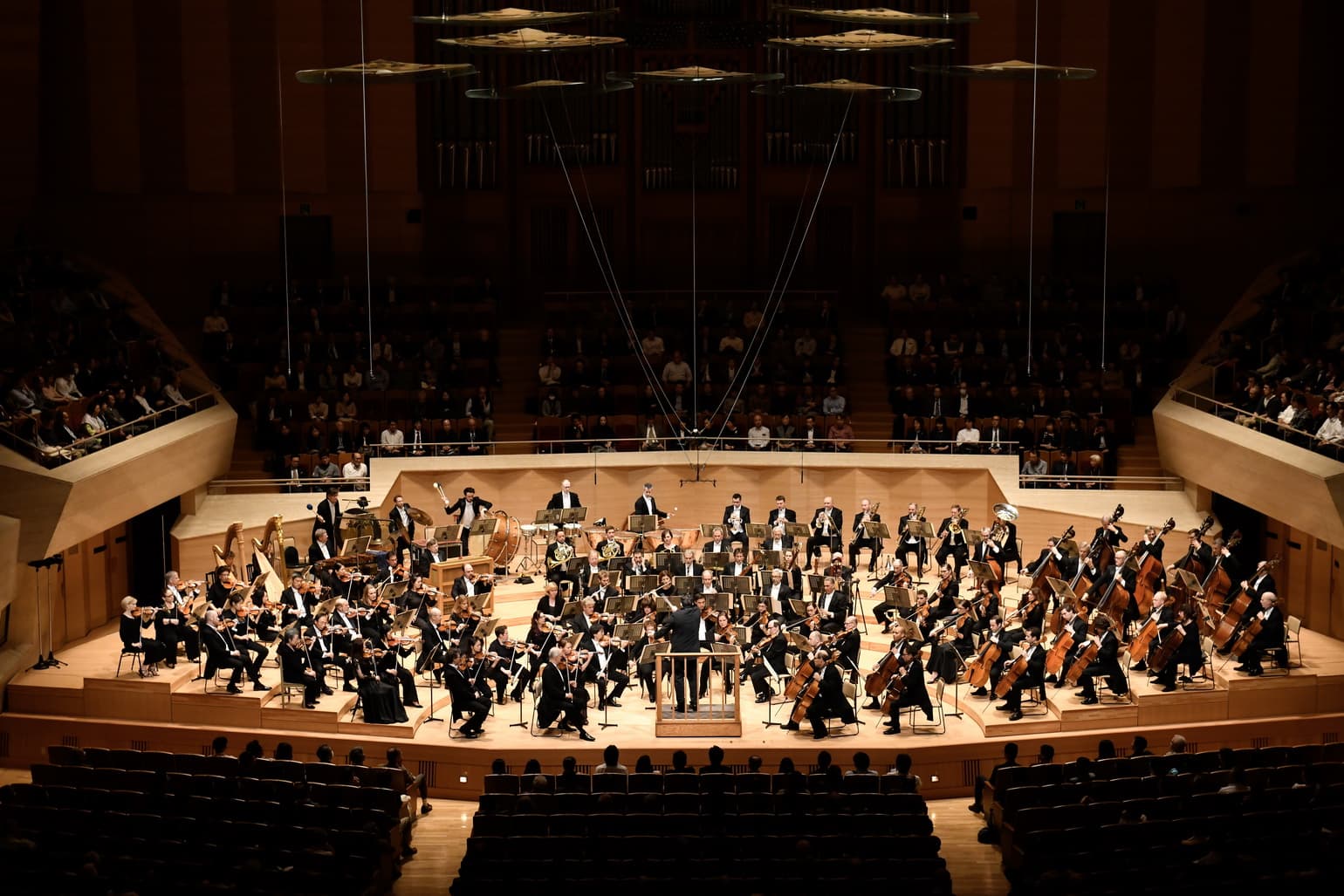 Andris Nelsons leads the Boston Symphony Orchestra during its tour in Japan. (Courtesy Suntory Hall)