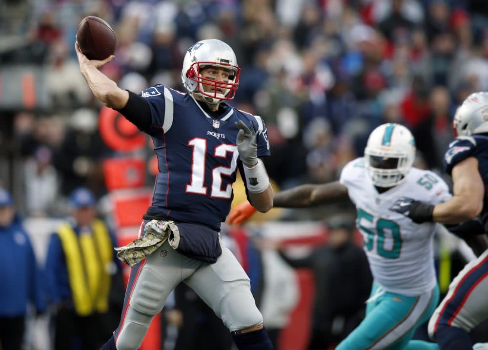 Brady Throws For 4 TDs As Patriots Top Dolphins, 35-17