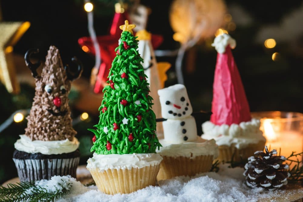 Christmas-themed cupcakes.
 (rawpixel.com/Unsplash)