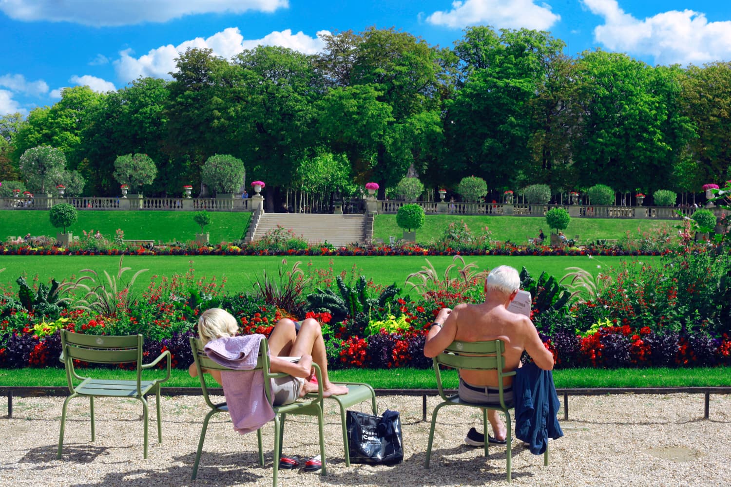 A couple relaxes at Le Jardin du Luxembourg, Paris, France. (Marie-Sophie Tékian/Unsplash)