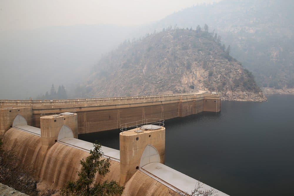 Smoke from a wildfire lingers over the O'Shaughnessy Dam at Hetch Hetchy Reservoir in Yosemite National Park, Calif. (Justin Sullivan/Getty Images)