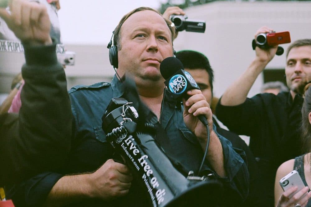 Alex Jones protesting in Dallas, Texas, in 2014. (Sean P. Anderson via Wikimedia Commons)
