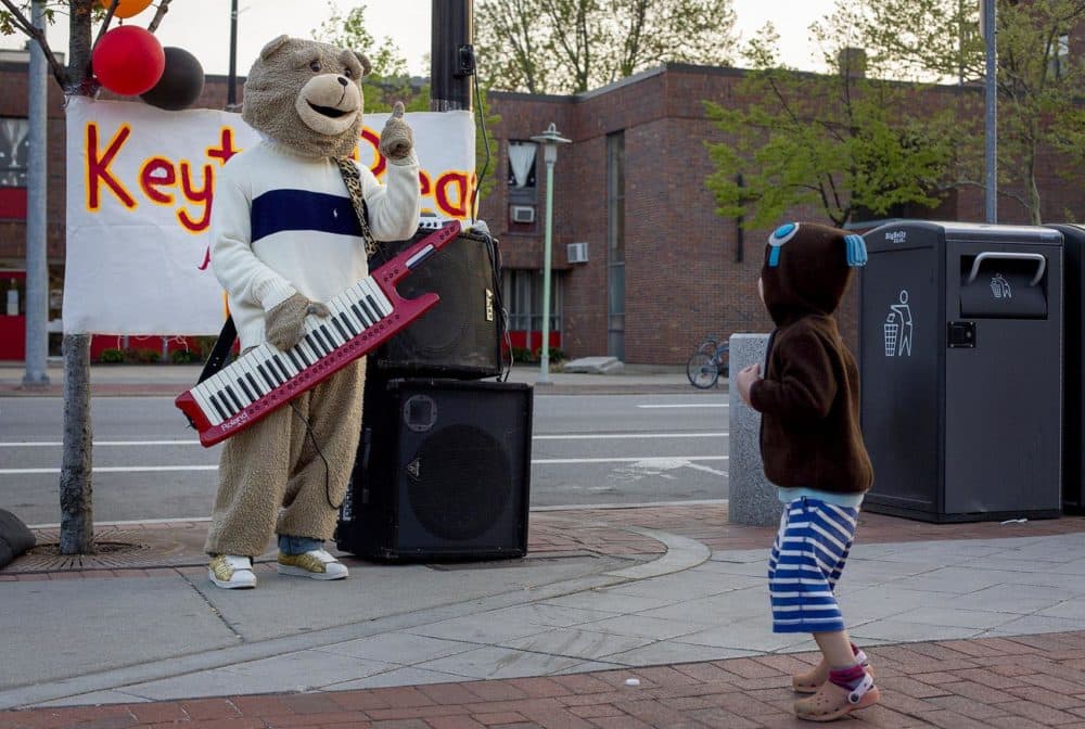 Keytar Bear on Mass. Ave. in Cambridge. (Robin Lubbock/WBUR)