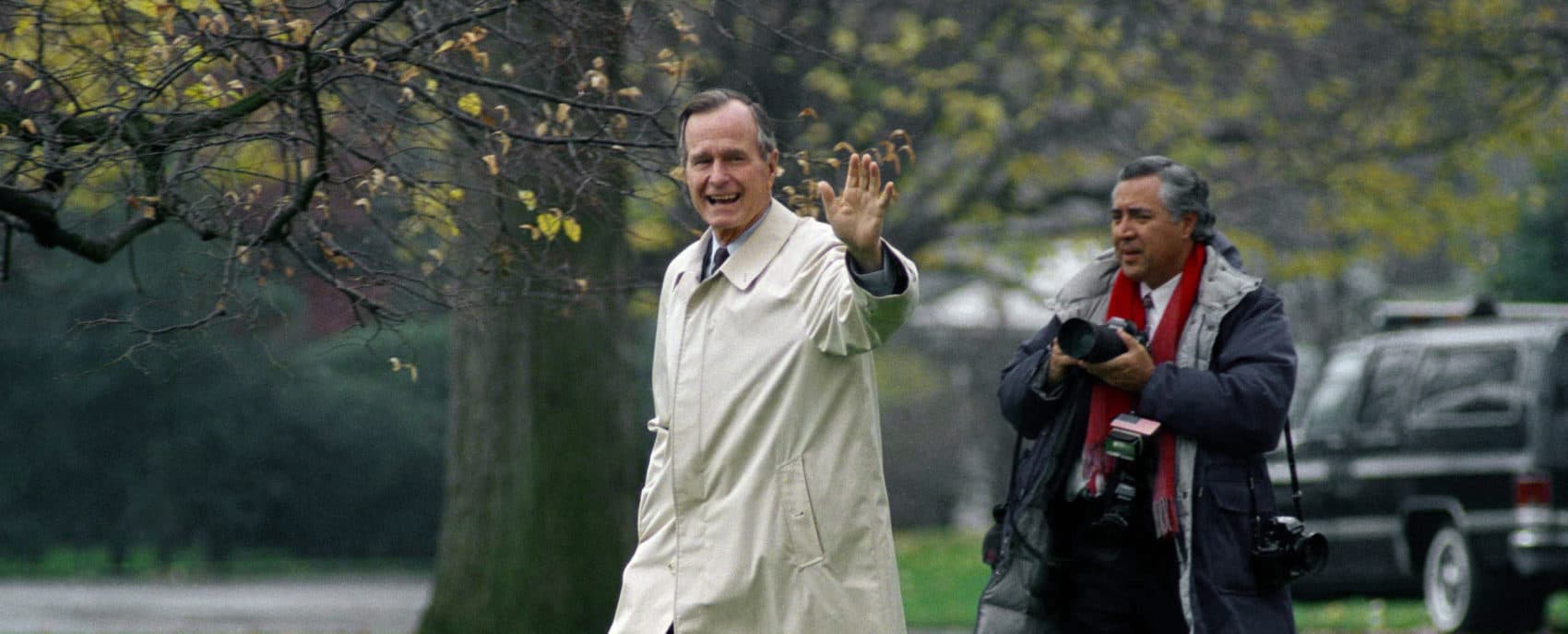 White House photographer David Valdez follows President George H.W. Bush as he departs the White House, Wednesday, Nov. 25, 1992 in Washington for Kennebunkport, Maine, for the Thanksgiving holiday. (Barry Thumma/AP)