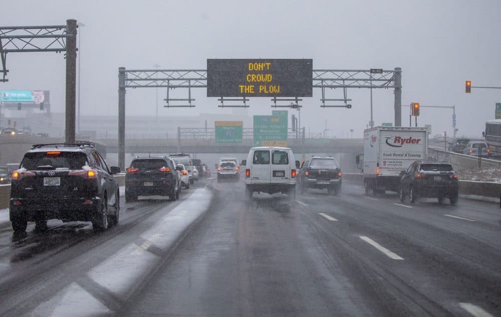 Commuters on 93 northbound during the afternoon commuter in the snowstorm. (Jesse Costa/WBUR)