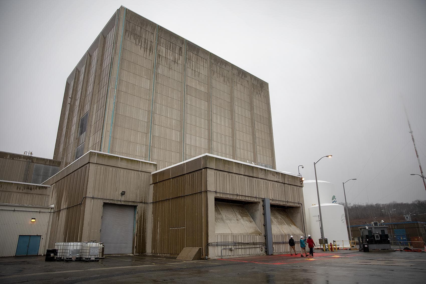 The Pilgrim nuclear reactor building. (Robin Lubbock/WBUR)