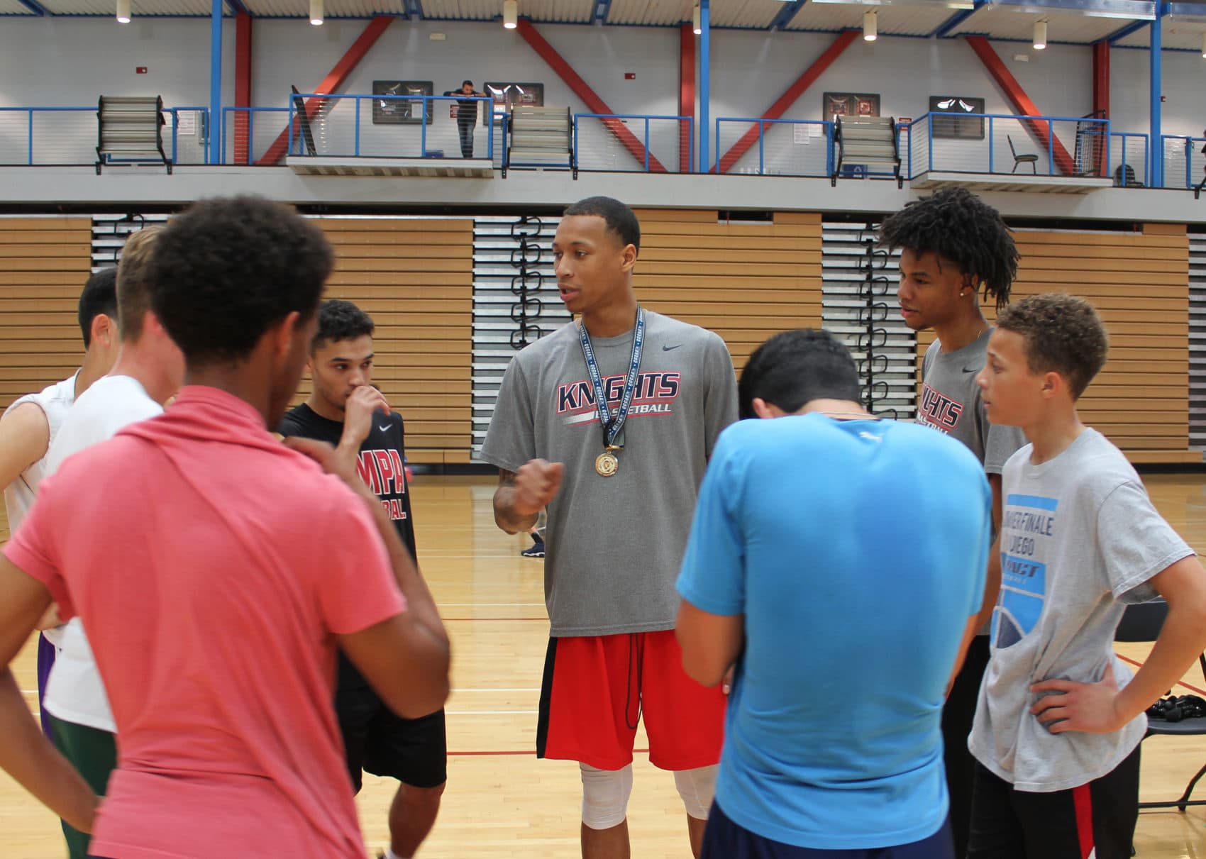 Nate Edwards (center) speaks to a group of basketball players. (Courtesy David Pradel)