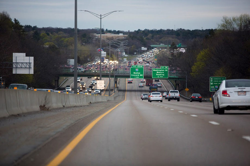 Traffic heading southbound on interstate 95 or westbound on route 128 in Woburn in 2016. (Jesse Costa/WBUR)