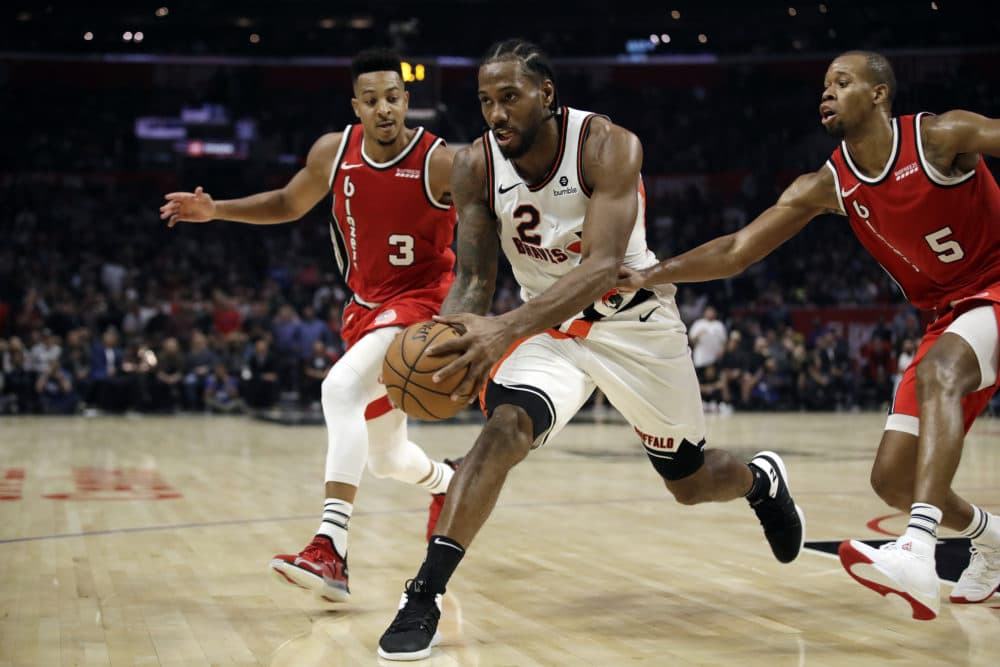 Kawhi Leonard using his knees during the second half of the Clippers/Blazers game on Thursday. (Marcio Jose Sanchez/AP)