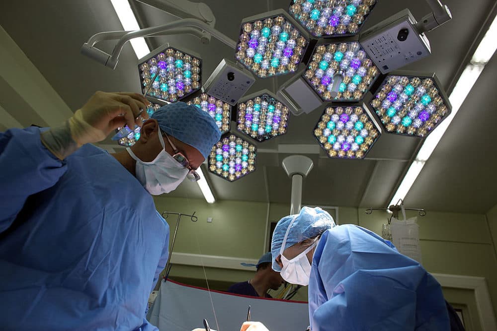 A surgeon and his team perform key hole surgery to remove a gallbladder. (Christopher Furlong/Getty Images)