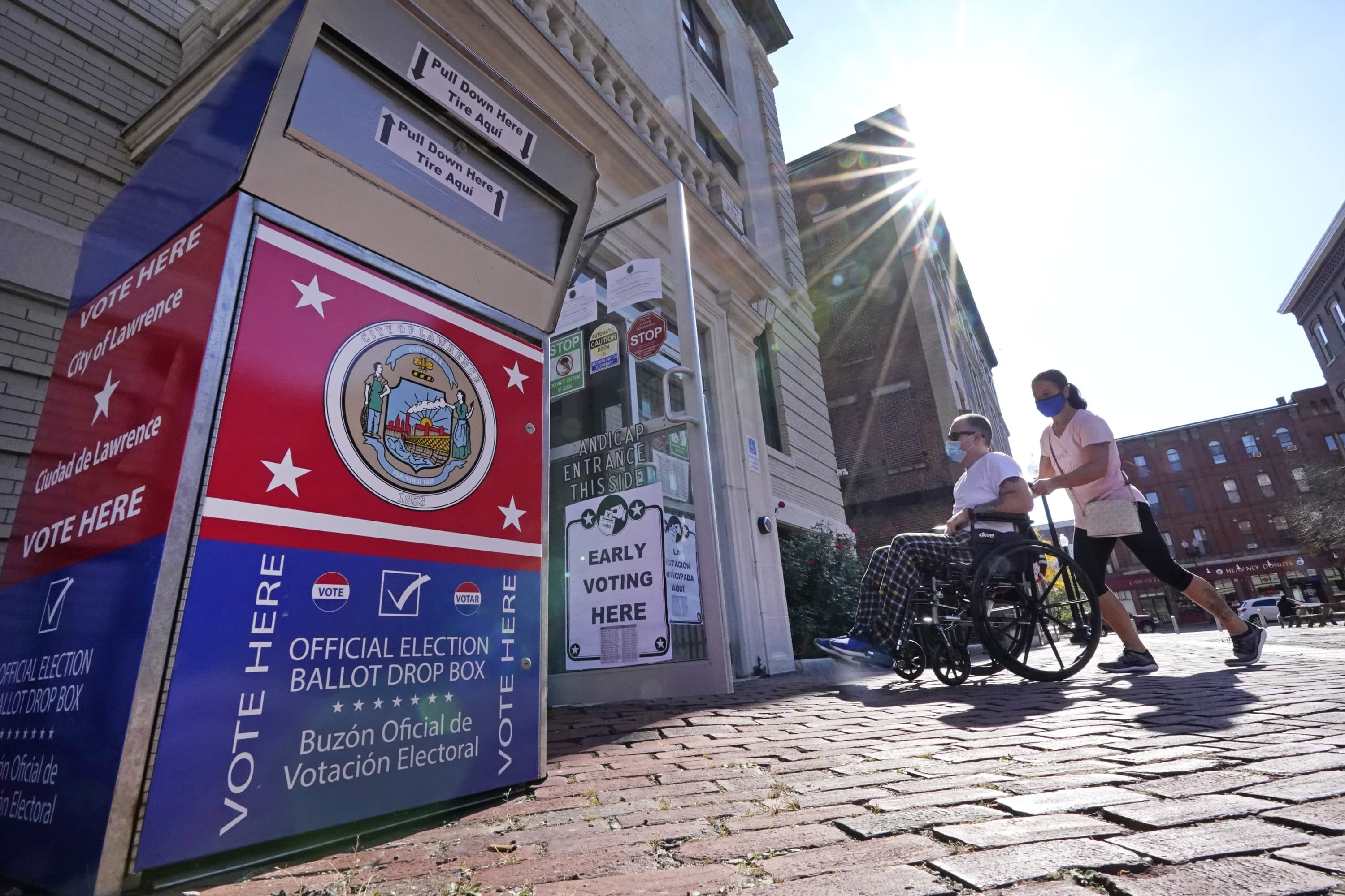 Voters enter Lawrence City Hall during early in-person voting, Oct. 22, 2020, in Lawrence, Mass. (Elise Amendola/AP)