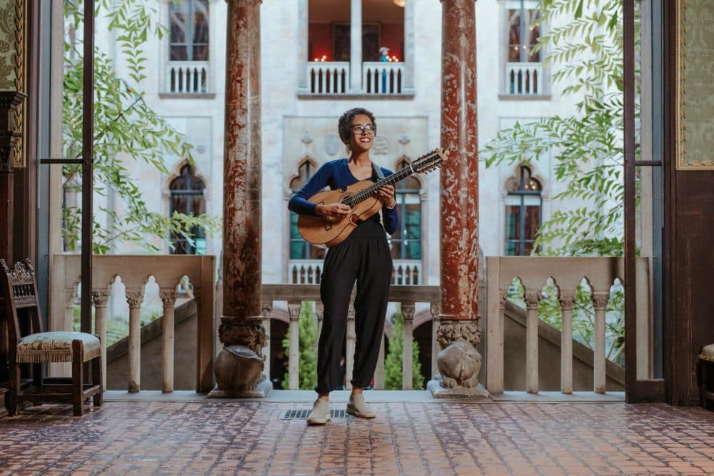 四弦琴手Fabiola Mendez的音乐反映了接纳之旅和对拉丁美洲文化的自豪感