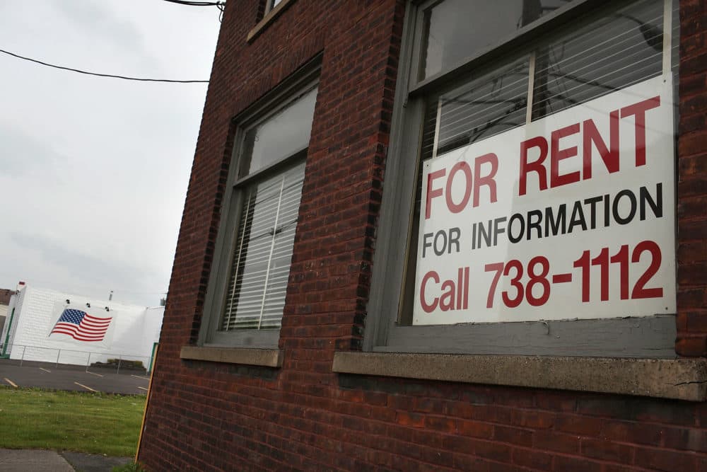 A &quot;for rent&quot; sign hangs in a window in Utica, New York. (Spencer Platt/Getty Images)