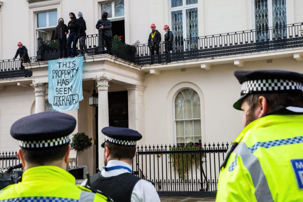 Police officers seen at the London Mansion owned by a Russian oligarch which has been occupied by anti war demonstrators in protest of Russian Invasion of Ukraine. Demonstrators from the London Makhnovists took over the Town house owned by Russian oligarch, billionaire Oleg Deripaska, an ally of Russian President Vladimir Putin, which they claim, should be used to house Ukrainian refugees. (Thabo Jaiyesimi/SOPA Images/LightRocket via Getty Images)