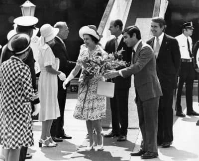 greeted as she arrives in Boston on July 11, 1976. Gov. Michael Dukakis is at her left. Boston Mayor Kevin White and Prince Philip are in the background. (Charles Dixon/The Boston Globe via Getty Images)