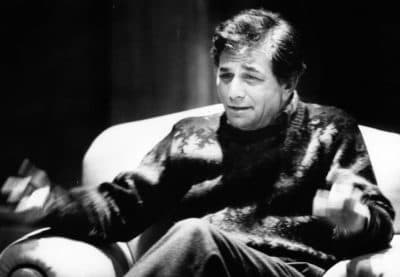 Actor Peter Falk gestures during a 1986 interview with Ed Siegel at the Four Seasons Hotel. (Photo by Janet Knott courtesy The Boston Globe)