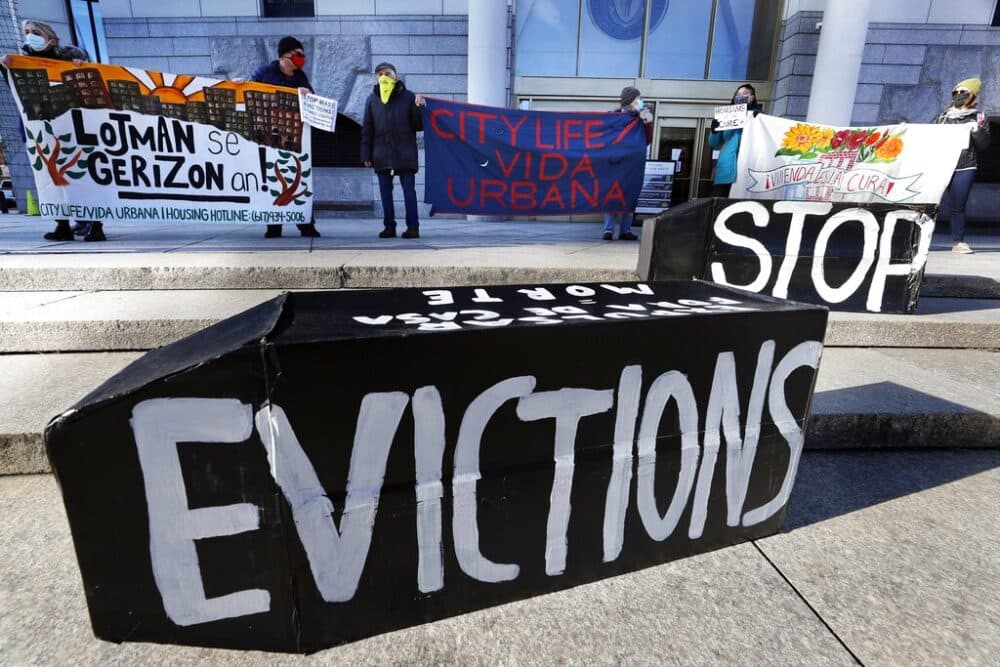 Tenants' rights advocates demonstrate in front of the Edward W. Brooke Courthouse in Boston, Jan. 13, 2021. (Michael Dwyer, /AP)