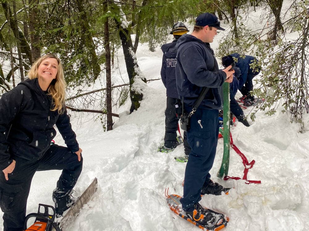 Paramedic Jessica Farmer and other emergency workers pull a man having a heart attack to safety on a makeshift sled on March 5, 2023 in the Sierra foothills, California.
(Courtesy of Jessica Farmer)