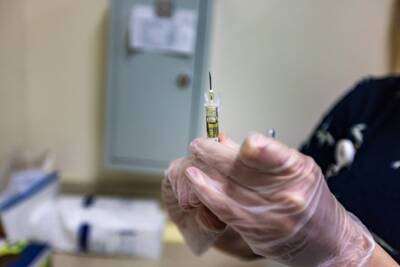 A doctor fills a syringe. (Jesse Costa/WBUR)