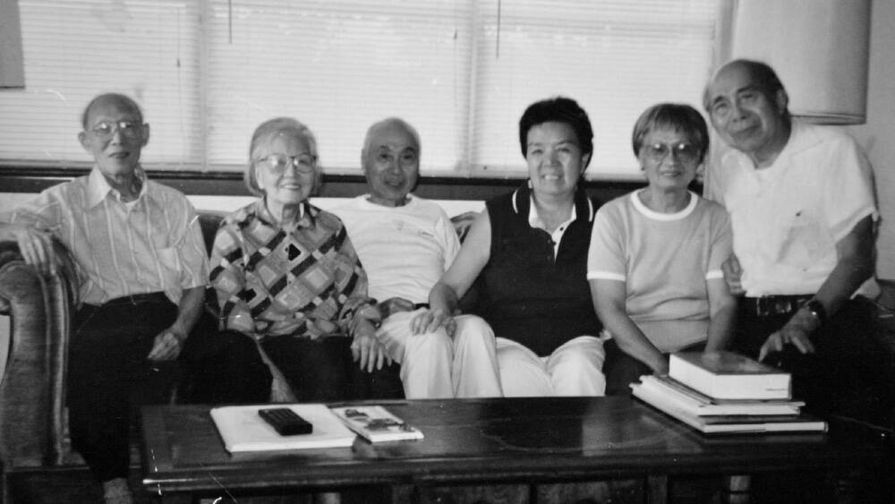 The author's parents (center) sitting with his aunts and uncle. (Courtesy H. L. M. Lee)