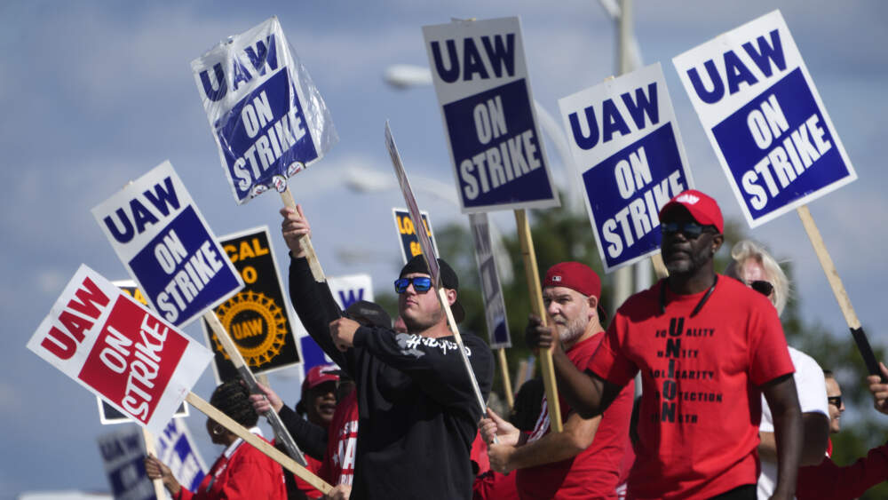 United Auto Workers members walk the picket line at the Ford Michigan Assembly Plant in Wayne, Michigan. (Paul Sancya/AP)