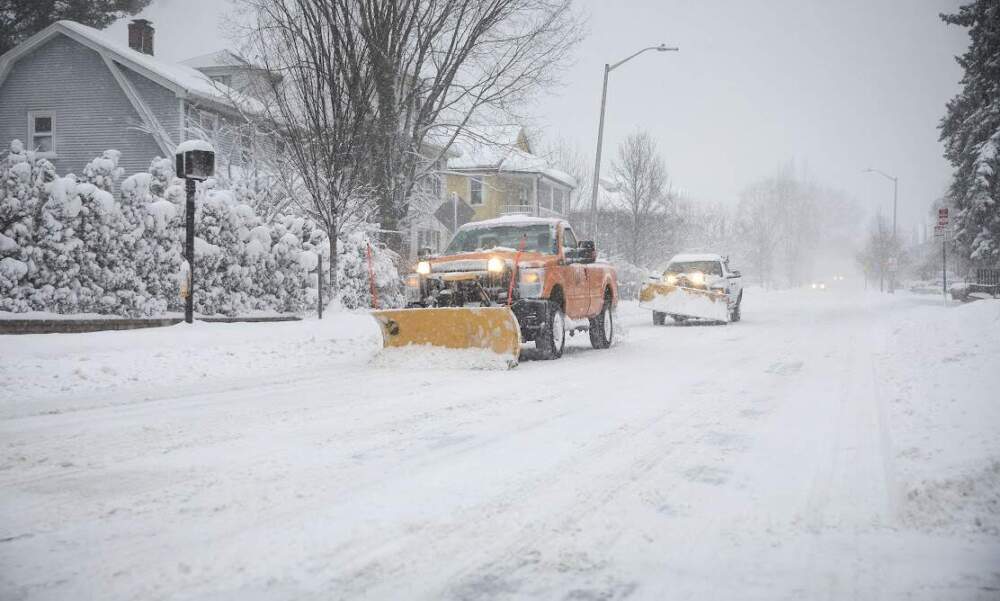马萨诸塞州面临着扫雪车短缺问题。这个城镇是如何给司机提供更好待遇的？