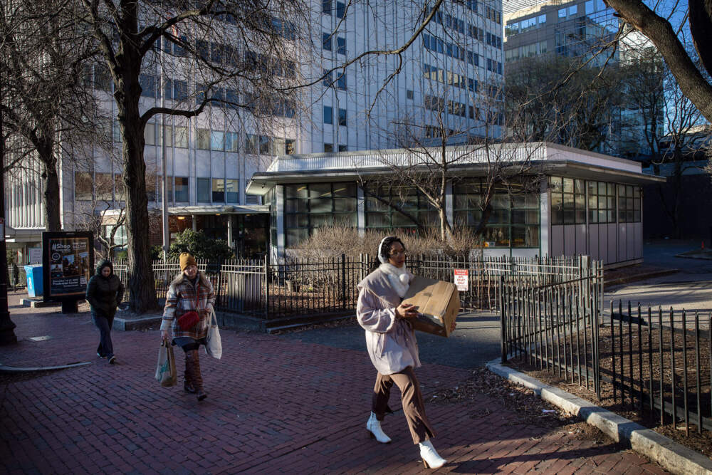 波士顿正在利用公共建筑，如图书馆，来建造廉价住房。但成本仍然高昂
